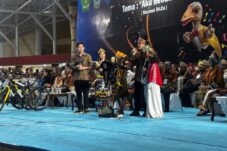 Wapres Gibran Bagikan Sepeda dan Alat Musik kepada Peserta Pesparawi Nasional