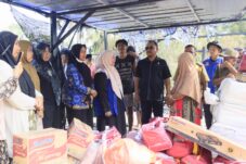Wabup Luwu Timur Serahkan Bantuan untuk Korban Kebakaran di Angkona