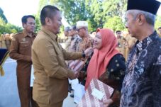 Bupati Luwu Timur Serahkan SK Pensiun kepada 14 ASN