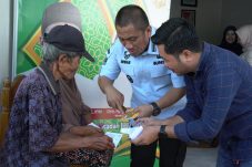 Bupati Luwu Timur Serahkan Bantuan Kartu Lansia 2026