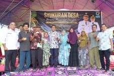Serahkan Bantuan Kartu Lansia di Wotu