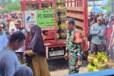Pemkab Luwu Timur Salurkan 560 Tabung LPG 3 Kg di Desa Baruga